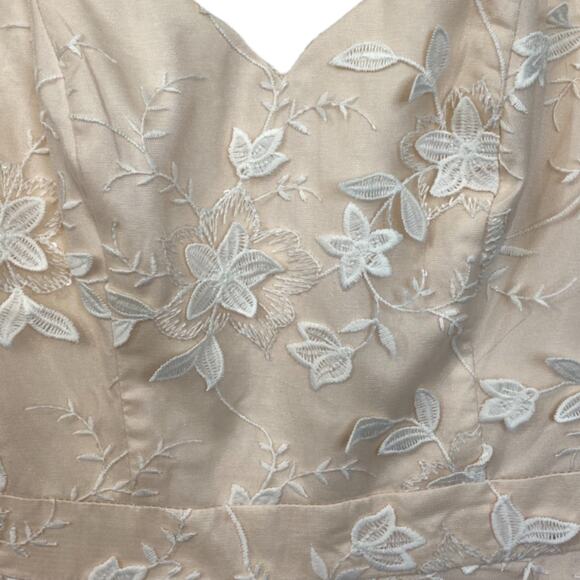 Modcloth Chi Chi London Eyes On The Bride Creme Embroidered Floral Dress Size 6 - Picture 9 of 9